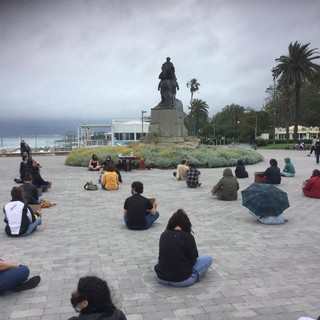 Savona, la pioggia non ferma il Black Lives Matter: seduti al Prolungamento contro il razzismo (FOTO e VIDEO)