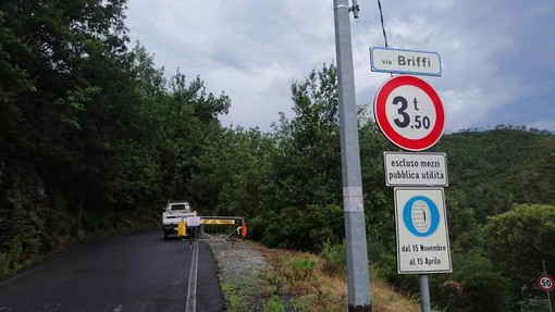 Maltempo a Tovo San Giacomo, cede un tratto di via Briffi (FOTO)