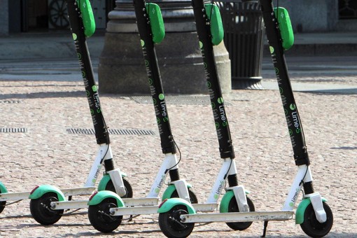 Scatterà il 16 luglio l’obbligo di assicurazione per i monopattini: costerà sino a cinquantacinque euro Scatterà il 16 luglio l’obbligo di assicurazione per i monopattini: costerà sino a cinquantacinque euro