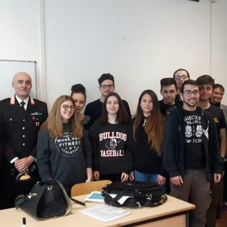 Alassio, il maggiore dei carabinieri Massimo Ferrari ed il luogotenente Gianluigi Marras hanno incontrato gli alunni dell'istituto alberghiero (FOTO)