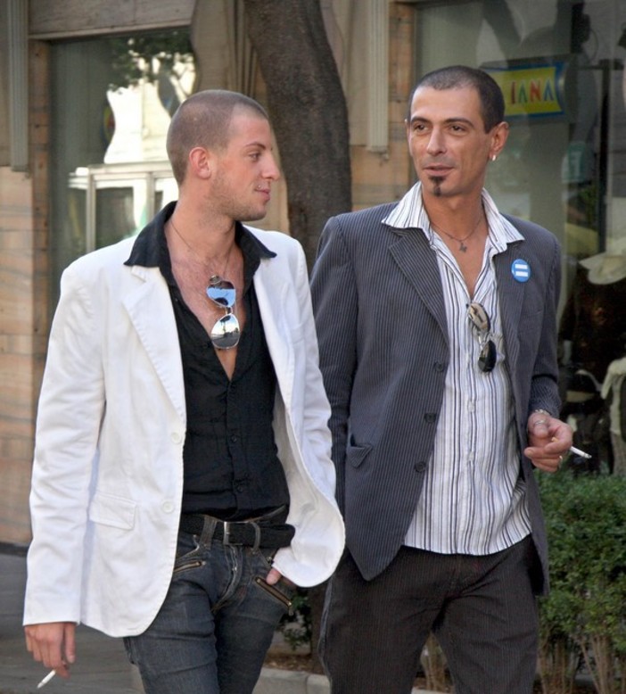 Savona: matrimonio tra gay, drappo blu alla finestra Savona: matrimonio tra gay, drappo blu alla finestra