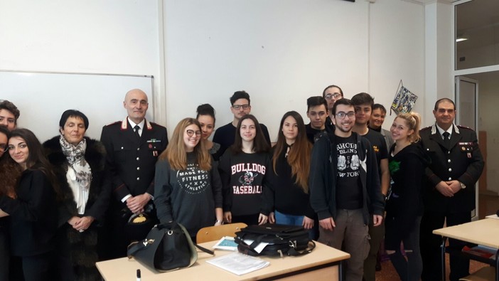 Alassio, il maggiore dei carabinieri Massimo Ferrari ed il luogotenente Gianluigi Marras hanno incontrato gli alunni dell'istituto alberghiero (FOTO)