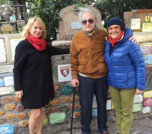 Alassio, riposizionata la piastrella del Torino Calcio sul​ Muretto