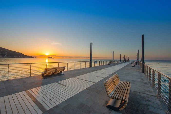 Alassio: sabato e domenica molo vietato nelle ore notturne, contingentato nelle diurne