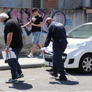 Nella foto di Silvio Fasano, i vigili urbani prendono le misure per la collocazione dei banchi