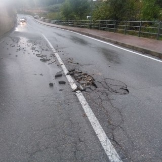 Loano, la strada per Verzi danneggiata dal maltempo: disposta dal Comune la chiusura di una corsia
