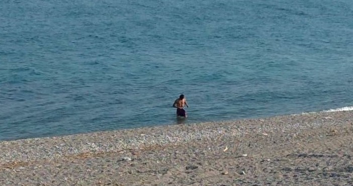 Prende il sole in spiaggia e fa il bagno in mare: multato dalla polizia locale di Loano Prende il sole in spiaggia e fa il bagno in mare: multato dalla polizia locale di Loano