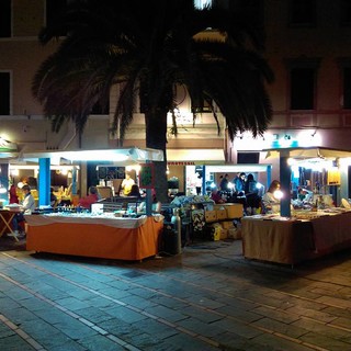 Loano, in piazza Massena il “Mercatino dell'Artigianato”
