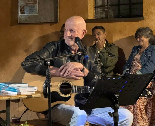 Villanova d’Albenga, il cabarettista musicista Marco Carena apre “Autori a Bossoleto”. Presenta il suo libro “Da Sanscemo a Sanremo” Villanova d’Albenga, il cabarettista musicista Marco Carena apre “Autori a Bossoleto”. Presenta il suo libro “Da Sanscemo a Sanremo”