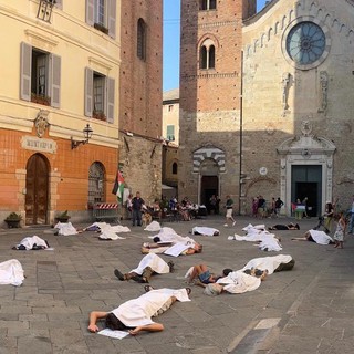 “Giù le mani dalla Palestina. No al neocolonialismo”: flashmob in piazza San Michele ad Albenga