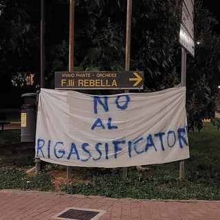 "No al rigassificatore", striscioni di protesta, poi rimossi, a Quiliano: domenica 10 prevista una "catena umana" sulle spiagge (FOTO)