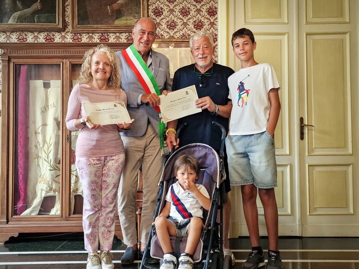 Alassio premia i turisti fedeli: pergamena a Elisabetta Corno e Giancarlo Garancini