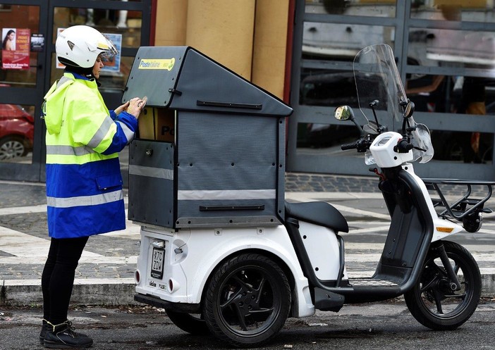 Poste Italiane, sono entranti in funzione i nuovi motocicli elettrici a tre ruote