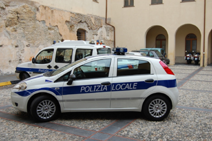 Albenga, straniero fermato dalla Polizia Municipale si ribella e ferisce un vigile: arrestato