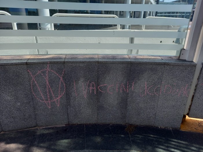 Scritte no vax Savona Scritte no vax Savona