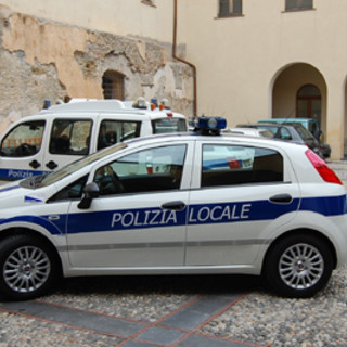 Albenga, guida in stato di ebbrezza e contromano in Lungocenta, denunciato per resistenza a pubblico ufficiale