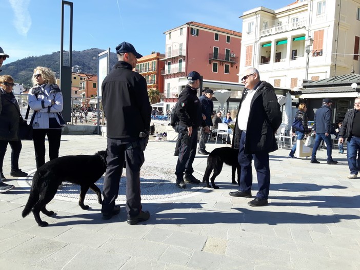 Alassio: tra la gente ecco i carabinieri del nucleo cinofili di Villanova d'Albenga (FOTO) Alassio: tra la gente ecco i carabinieri del nucleo cinofili di Villanova d'Albenga (FOTO)
