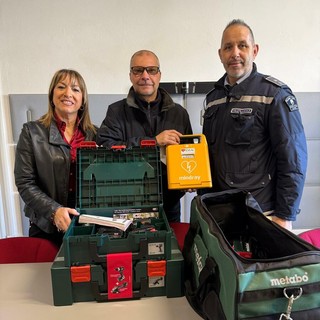 Alassio, consegnate nuove attrezzature alla Protezione Civile: anche un defibrillatore