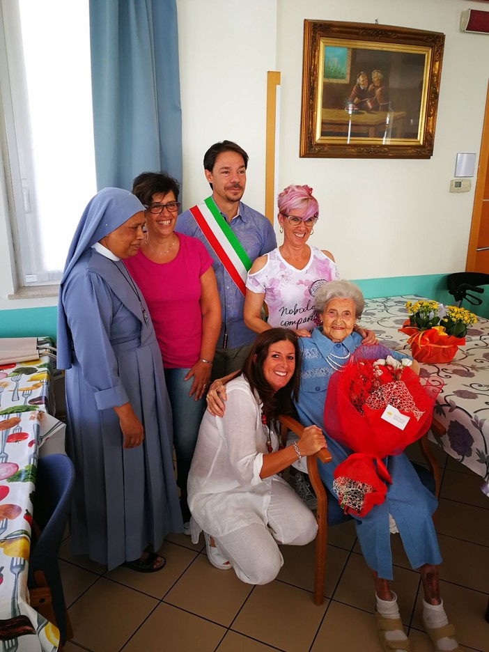 A Spotorno i festeggiamenti per i cento anni di nonna Felicina A Spotorno i festeggiamenti per i cento anni di nonna Felicina