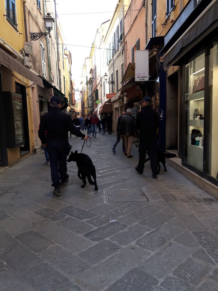 Attenti alla truffa ad Alassio: un uomo si aggira per negozi chiedendo denaro per una manifestazione Attenti alla truffa ad Alassio: un uomo si aggira per negozi chiedendo denaro per una manifestazione