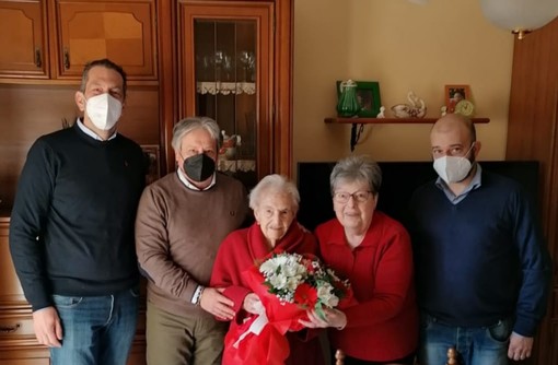 Teresa Pizzorno compie 107 anni, gli auguri del Pd di Carcare