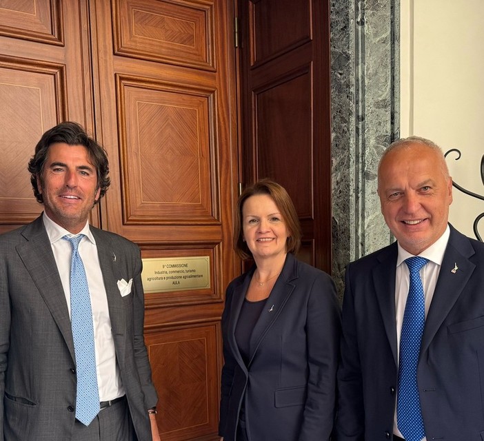 Nella foto il senatore Giorgio Maria Bergesio, primo da destra, insieme a Mara Bizzotto e Gianluca Cantalamessa. Nella foto il senatore Giorgio Maria Bergesio, primo da destra, insieme a Mara Bizzotto e Gianluca Cantalamessa.