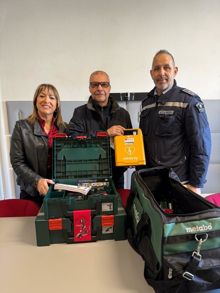 Alassio, consegnate nuove attrezzature alla Protezione Civile: anche un defibrillatore