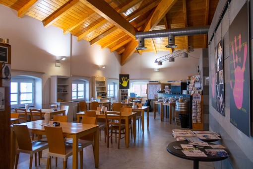 Prosegue nella caffetteria della Biblioteca Civica di Alassio il progetto "Nonunomeno" Prosegue nella caffetteria della Biblioteca Civica di Alassio il progetto "Nonunomeno"