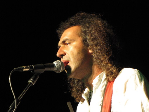 Il cantautore alassino Nando Rizzo presenta il suo ultimo lavoro "…SogNando a Nord Est" Il cantautore alassino Nando Rizzo presenta il suo ultimo lavoro "…SogNando a Nord Est"