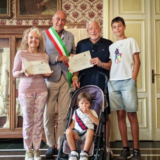 Alassio premia i turisti fedeli: pergamena a Elisabetta Corno e Giancarlo Garancini Alassio premia i turisti fedeli: pergamena a Elisabetta Corno e Giancarlo Garancini