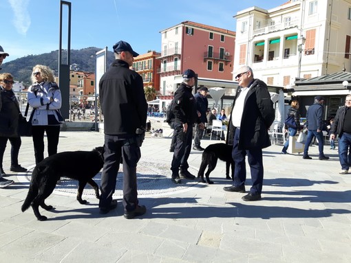 Alassio: tra la gente ecco i carabinieri del nucleo cinofili di Villanova d'Albenga (FOTO)
