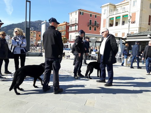 Alassio: tra la gente ecco i carabinieri del nucleo cinofili di Villanova d'Albenga (FOTO) Alassio: tra la gente ecco i carabinieri del nucleo cinofili di Villanova d'Albenga (FOTO)