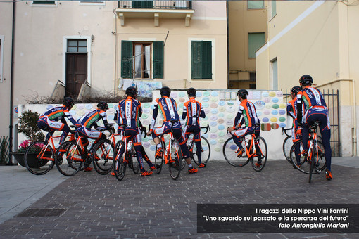 Una nuova piastrella per il Muretto dei Ciclisti di Laigueglia dedicata alla collaborazione con la Polizia Stradale