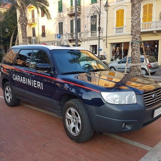 Albenga, aggressione con un collo di bottiglia: tentato omicidio in Piazza Paolo VI