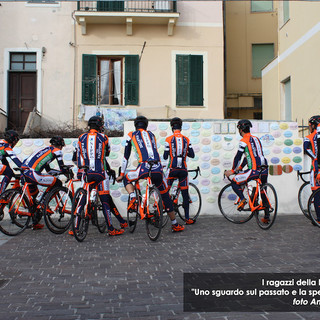 Una nuova piastrella per il Muretto dei Ciclisti di Laigueglia dedicata alla collaborazione con la Polizia Stradale