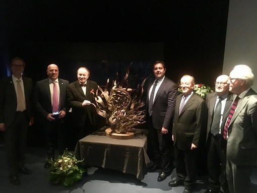 La Regione Liguria dona al museo Nobel di Stoccolma un'opera dello scultore Carlo Balljana La Regione Liguria dona al museo Nobel di Stoccolma un'opera dello scultore Carlo Balljana