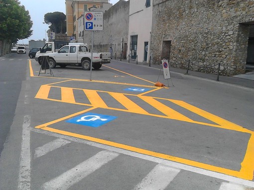 Loano, conclusi gli interventi di rifacimento della segnaletica stradale