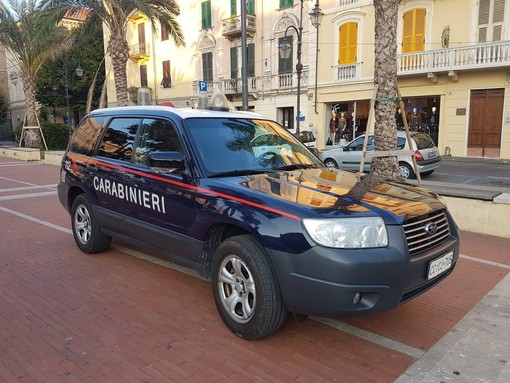 Albenga, aggressione con un collo di bottiglia: tentato omicidio in Piazza Paolo VI