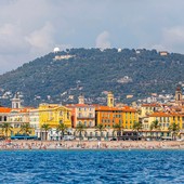 Nizza, stretta sui negozi che disturbano: la polizia municipale triplica gli agenti dei controlli Nizza, stretta sui negozi che disturbano: la polizia municipale triplica gli agenti dei controlli