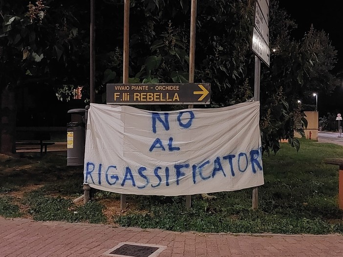 "No al rigassificatore", striscioni di protesta, poi rimossi, a Quiliano: domenica 10 prevista una "catena umana" sulle spiagge (FOTO)