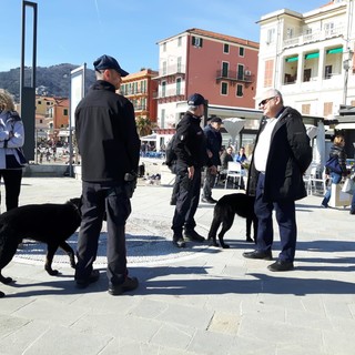 Alassio: tra la gente ecco i carabinieri del nucleo cinofili di Villanova d'Albenga (FOTO)