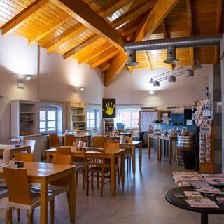 Prosegue nella caffetteria della Biblioteca Civica di Alassio il progetto "Nonunomeno"
