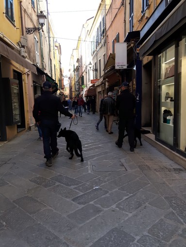 Attenti alla truffa ad Alassio: un uomo si aggira per negozi chiedendo denaro per una manifestazione Attenti alla truffa ad Alassio: un uomo si aggira per negozi chiedendo denaro per una manifestazione