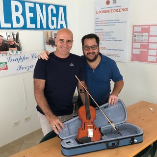 Albenga, un violino in dono al neonato Liceo musicale: l'omaggio di Nicola Podio e Roberto Tomatis Albenga, un violino in dono al neonato Liceo musicale: l'omaggio di Nicola Podio e Roberto Tomatis