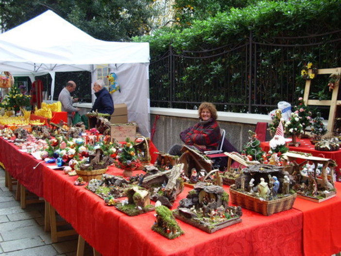 Albenga: mercatino con banchi scelti in viale Martiri