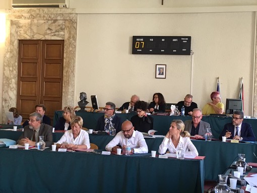 Sicurezza e lapide delle "camicie nere": i temi al centro del consiglio comunale di Savona
