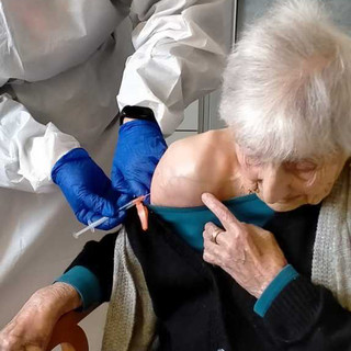 Sconfigge il Covid, brinda ai 100 anni... e ora il vaccino: l'incredibile storia di nonna Giovanna