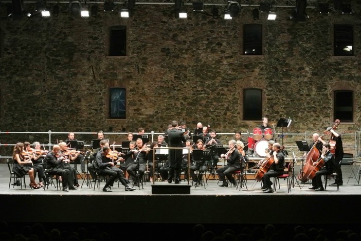 Savona, l'Orchestra Sinfonica di Sanremo sul palco della Fortezza del Priamar Savona, l'Orchestra Sinfonica di Sanremo sul palco della Fortezza del Priamar
