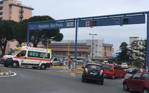 Cade da una fascia ad Ellera: uomo in codice rosso al San Paolo