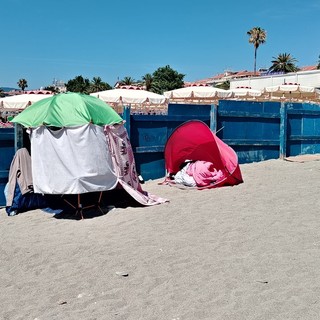 Accoltellamento sulla spiaggia, le ammissioni: la lite dopo aver toccato gli oggetti della vittima Accoltellamento sulla spiaggia, le ammissioni: la lite dopo aver toccato gli oggetti della vittima